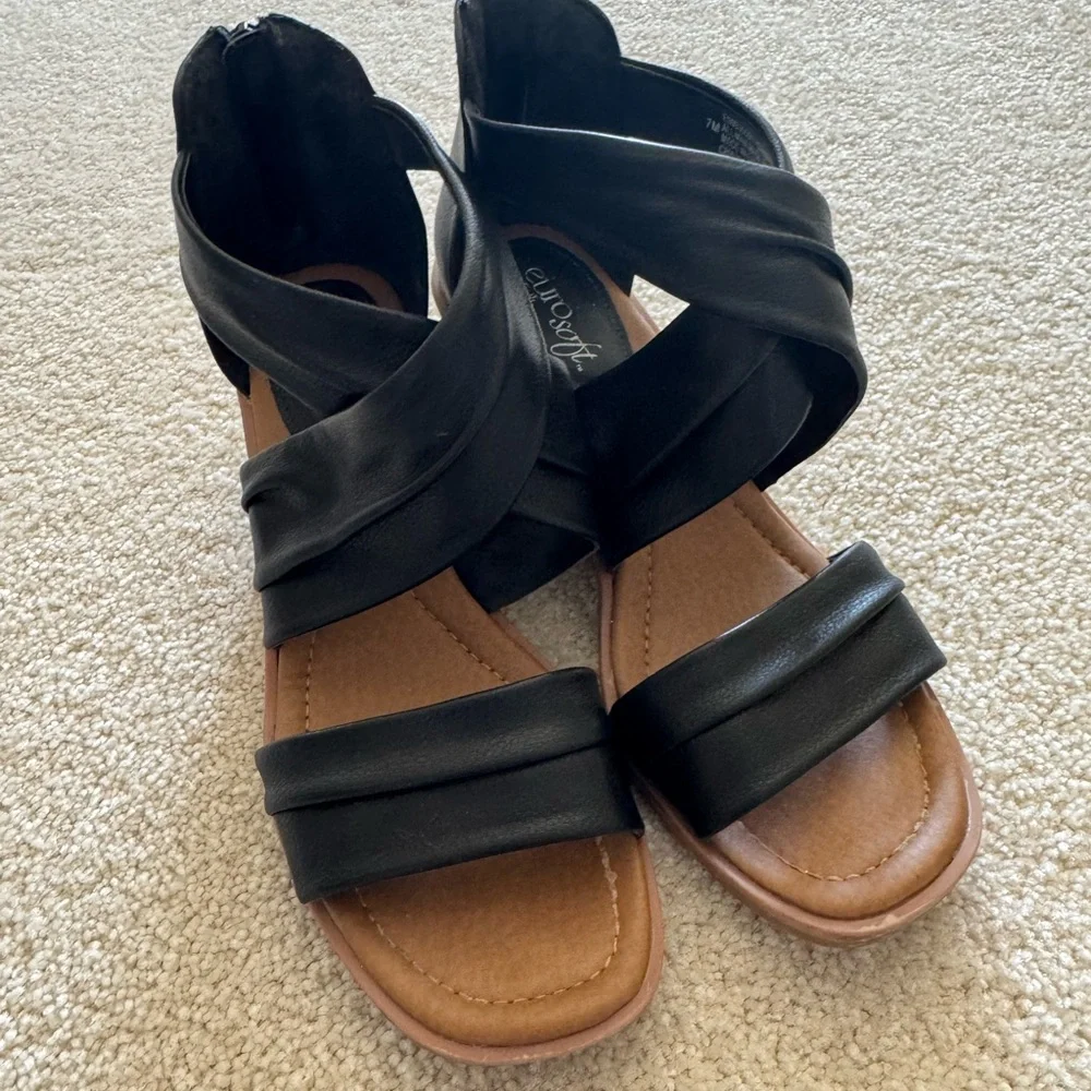 🖤Eurosoft Black Faux Leather Brown Wedge Sandals 🖤 - Picture 2 of 10